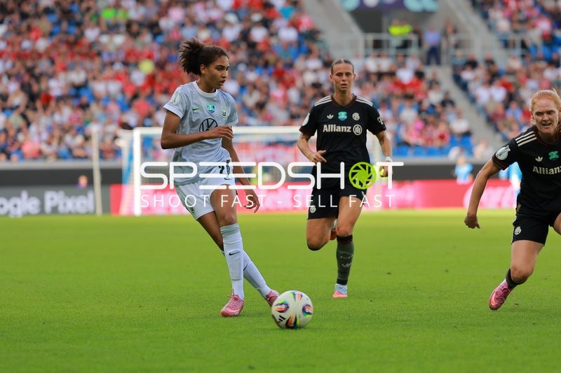 Spielerinnen im Zweikampf