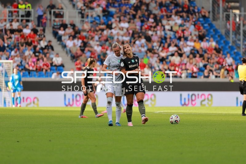 Spielszene mit Lena Oberdorf (8; FC Bayern Frauen 1) und Alexandra Popp (11; VFL)