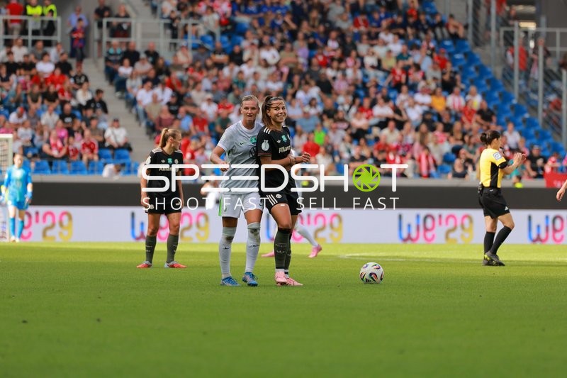 Freistoßsituation mit Alexandra Popp (11; VFL) und Lena Oberdorf (8; FC Bayern Frauen 1)