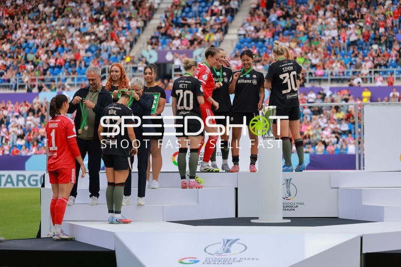 Fußball Frauen Supercup Siegerehrung