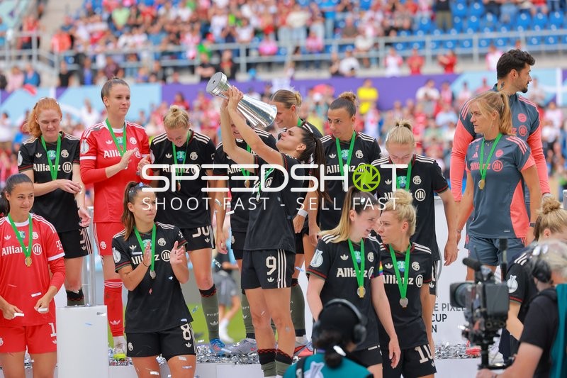 Fußball Frauen Supercup Feier