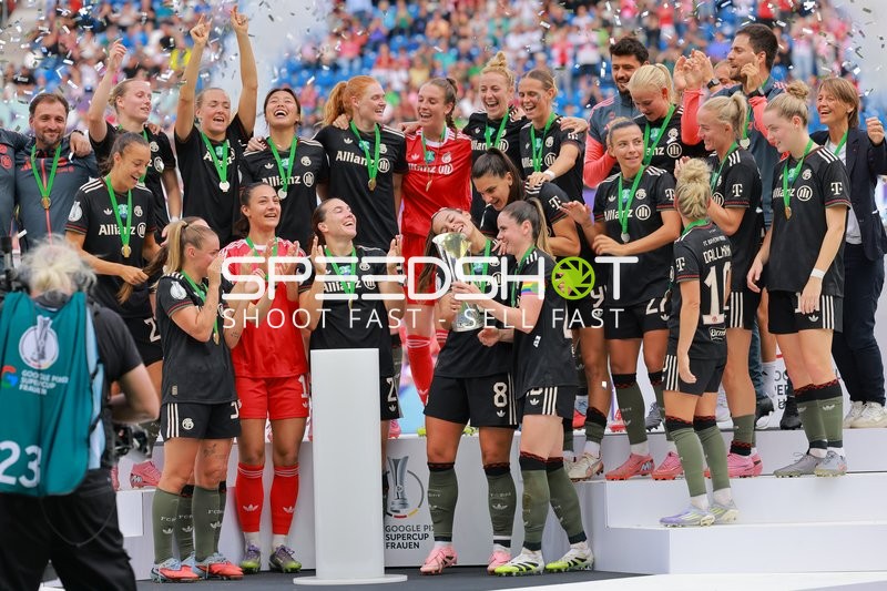 Fußball Frauen Supercup Feier