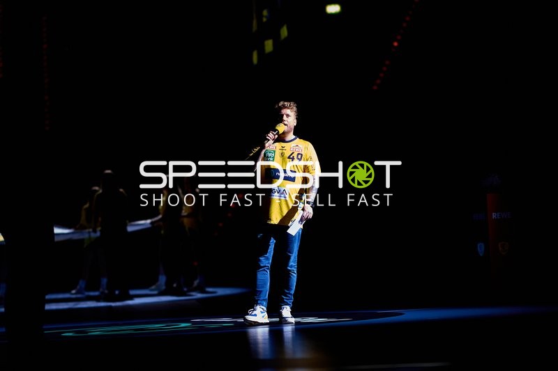 Moderation Kevin Gerwin (490; Rhein Neckar Löwen) auf dem Feld