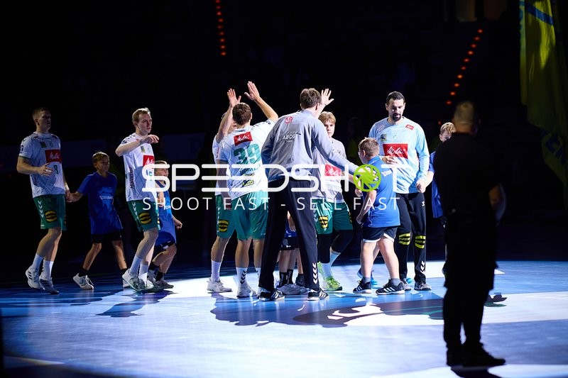 GWD Minden Spieler begrüßen Kinder