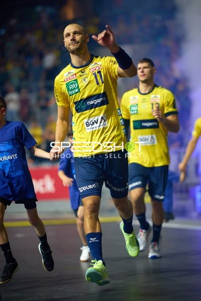 Handballspieler Lukas Sandell (11; Rhein Neckar Löwen) und Sebastian Heymann (13; Rhein Neckar Löwen) laufen ein