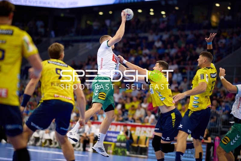 Handball Aktion Sebastian Heymann (13; Rhein Neckar Löwen) gegen Moritz Zorb (9; TSV GWD Minden)