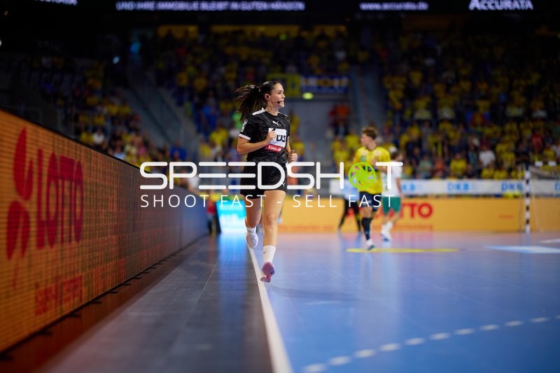 Schiedsrichterin an der Seitenlinie