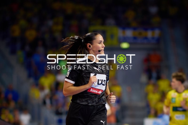 Schiedsrichterin in Aktion