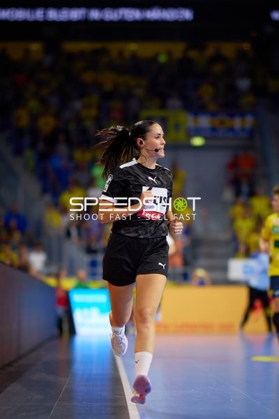 Schiedsrichterin auf der Linie