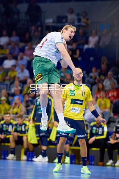 Handball Aktion mit mehreren Spielern