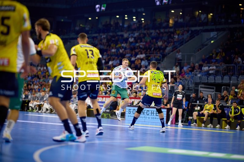 Spieler kämpfen um den Ball