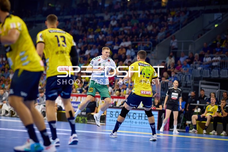 Handball-Szene mit Karolis Antanavicius (8; TSV GWD Minden) und Halil Jaganjac (45; Rhein Neckar Löwen)