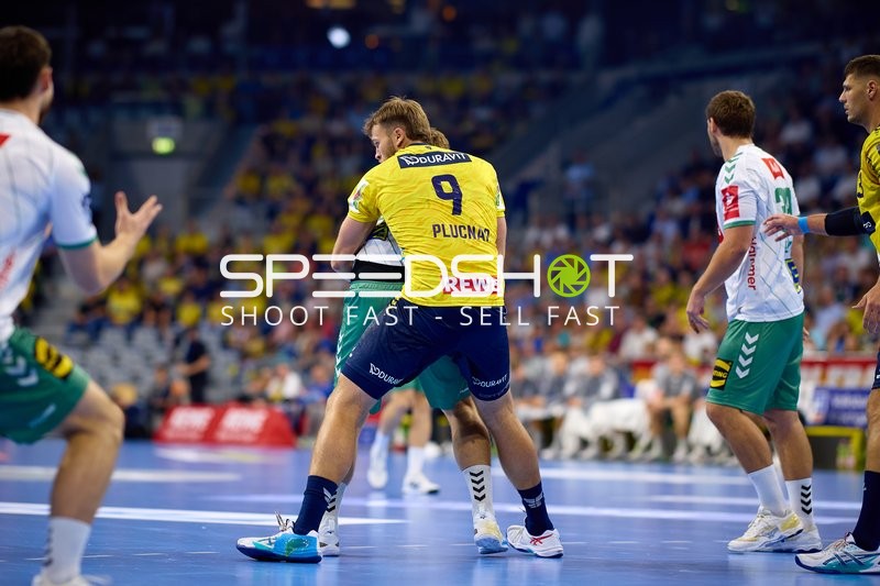 Spieler kämpfen um den Ball