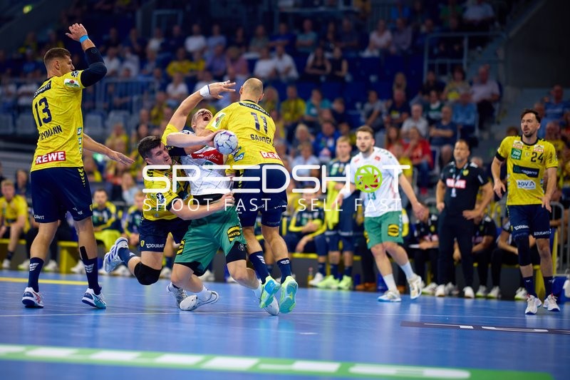 Spieler kämpfen um Ball