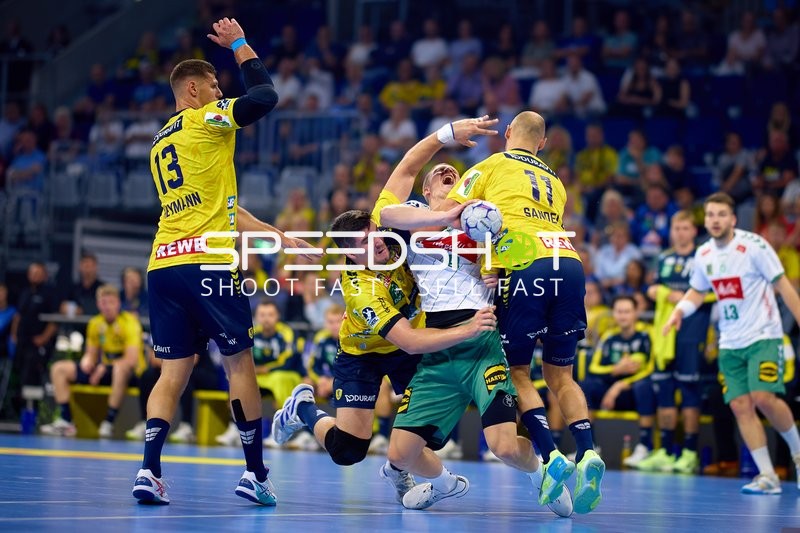 Drei Spieler kämpfen um Ball