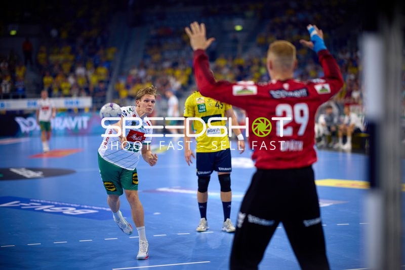 Handball Wurf von Niclas Benedict Heitkamp (23; TSV GWD Minden)