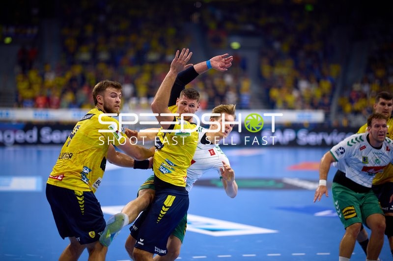 Spieler kämpfen um den Ball