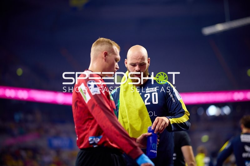 Torwart Mike Jensen (20; Rhein Neckar Löwen) mit Schiedsrichter