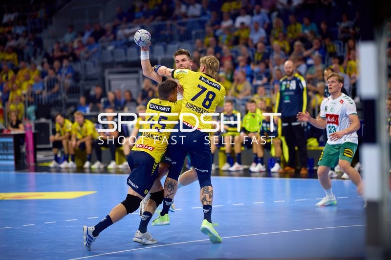 Kampf um den Ball in der Halle