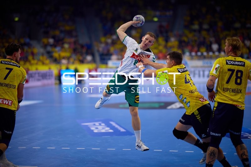 Handball-Szene mit mehreren Spielern