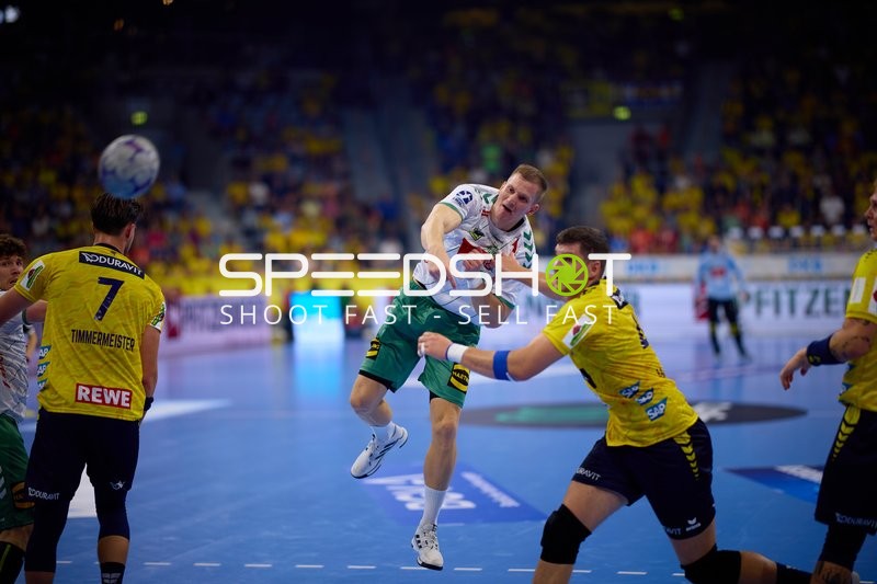 Spieler kämpfen um den Ball