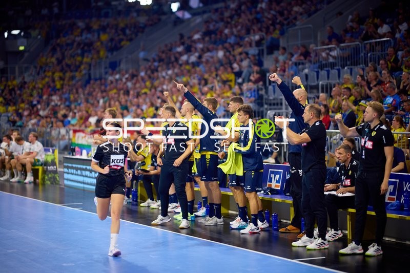 Handball I Seitenlinie I Aktion
