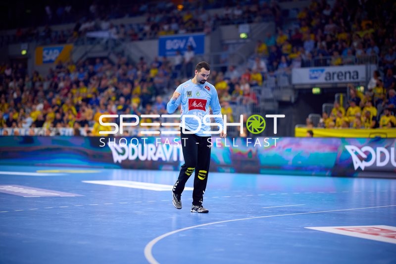 Torwart Tibor Ivanisevic (16; TSV GWD Minden) in Position