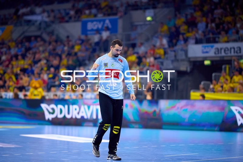 Torwart Tibor Ivanisevic (16; TSV GWD Minden) in Position