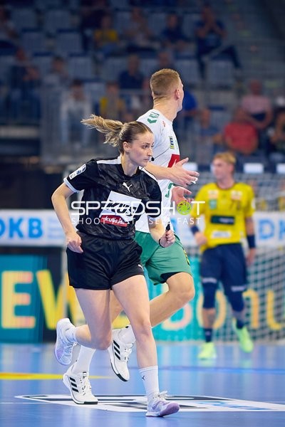 Schiedsrichterin Sophia Janz (2; REF) in Aktion