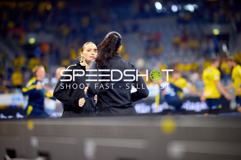 Offizielle Person vor Spiel