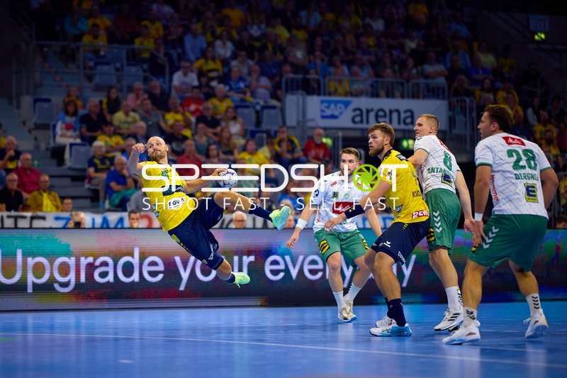 Handball Aktion mit mehreren Spielern