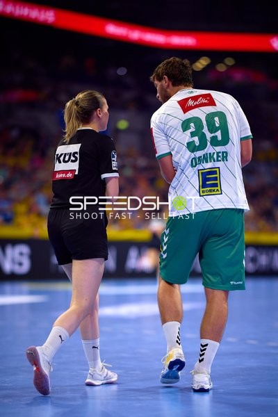 Schiedsrichterin und Spieler im Gespräch