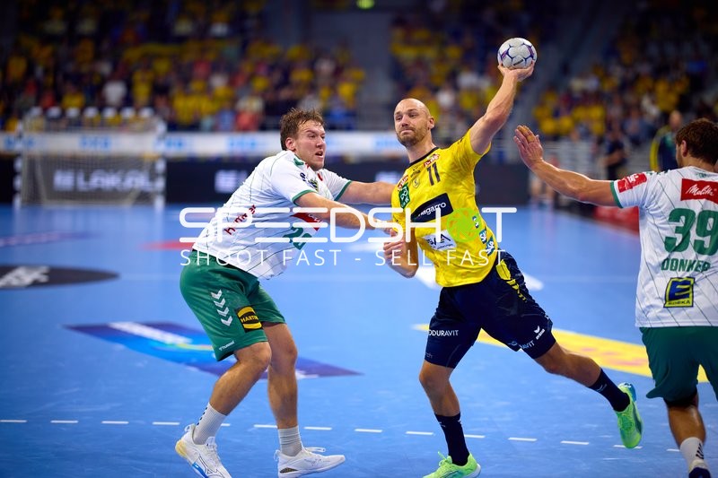 Handball Aktion Lukas Sandell (11; Rhein Neckar Löwen) gegen Tom Bergner (28; TSV GWD Minden)