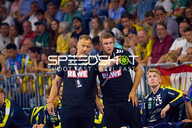 Trainer und Co-Trainer an der Seitenlinie