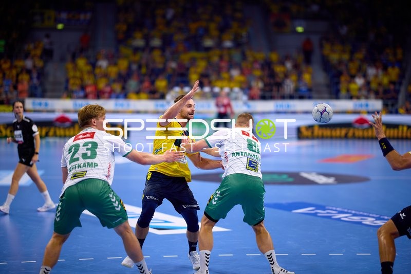 Kampf um den Ball in der Halle