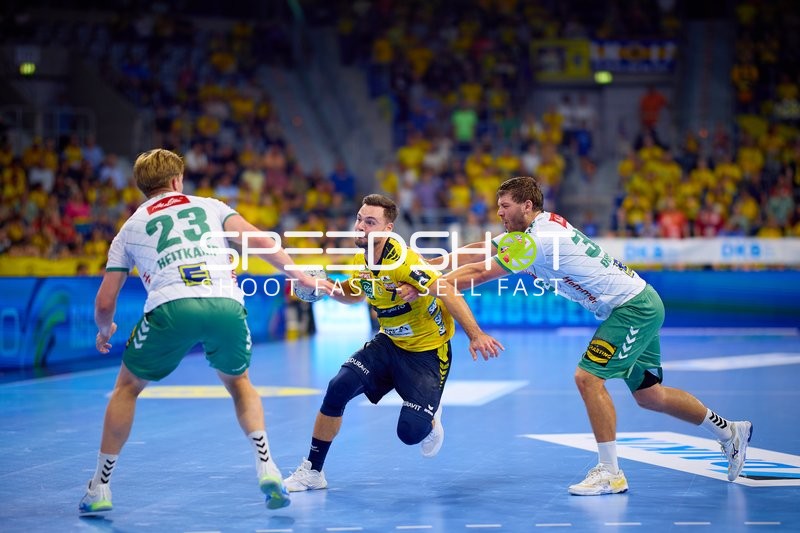 Drei Spieler kämpfen um Ball