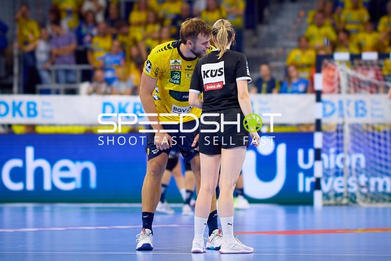 Spieler Steven Plucnar Jacobsen (9; Rhein Neckar Löwen) spricht mit Schiedsrichterin
