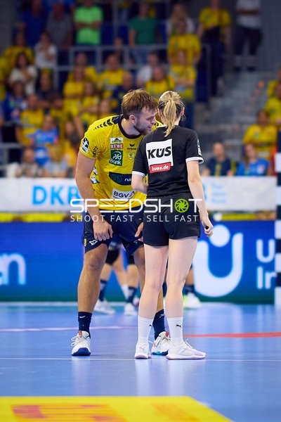 Spieler Steven Plucnar Jacobsen (9; Rhein Neckar Löwen) spricht mit Schiedsrichterin