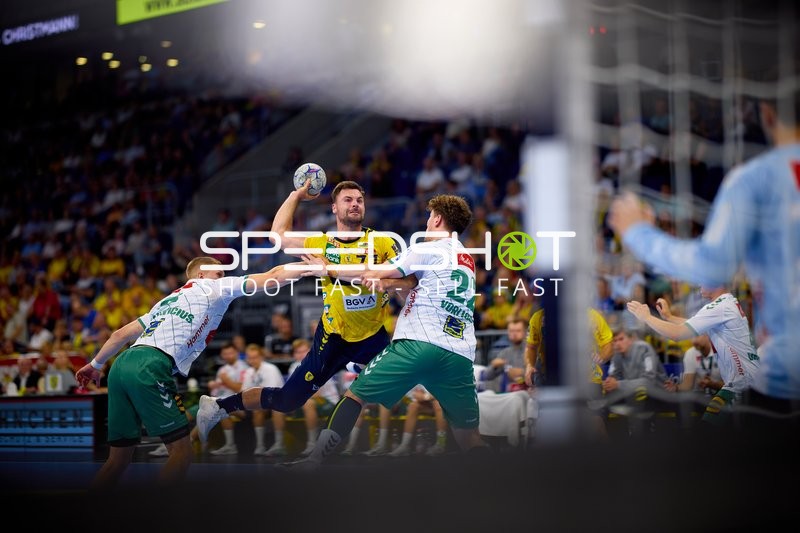 Handball Wurf von Dani Baijens (77; Rhein Neckar Löwen)