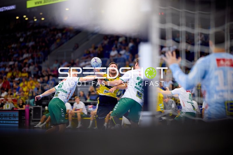 Kampf um den Ball vor dem Tor