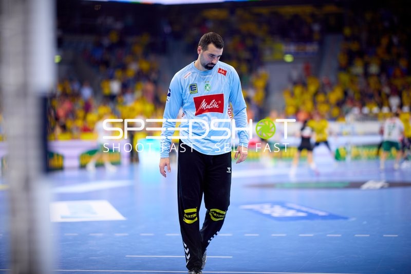 Torwart Tibor Ivanisevic (16; TSV GWD Minden) in Position