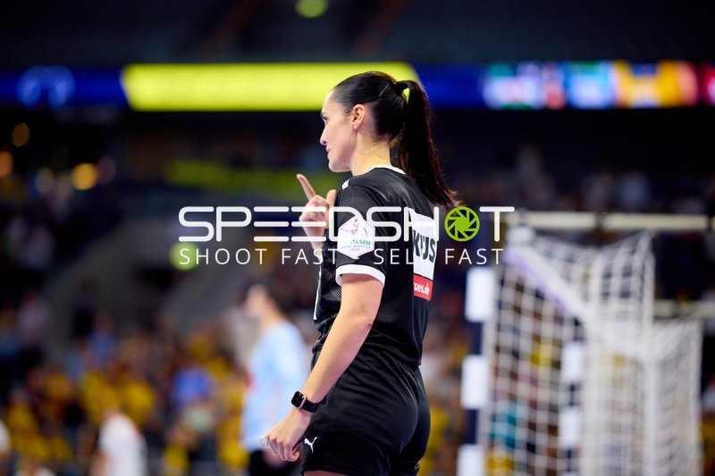 Schiedsrichterin gibt Anweisungen