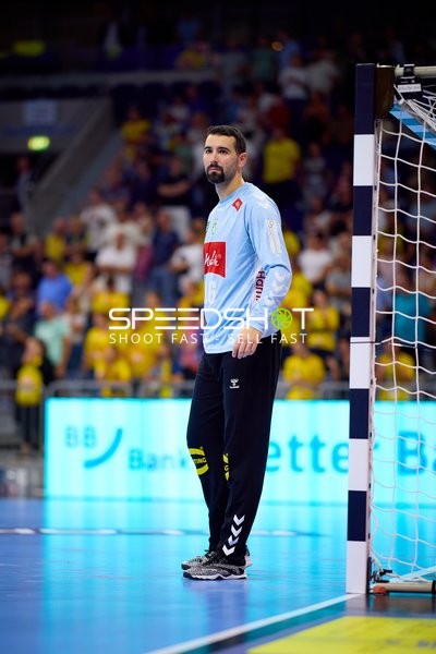 Torwart Tibor Ivanisevic (16; TSV GWD Minden) in Position