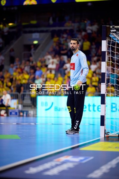 Torwart Tibor Ivanisevic (16; TSV GWD Minden) in Position