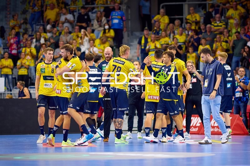 Spieler Tim Nothdurft (8; Rhein Neckar Löwen), Edwin Aspenbäck (78; Rhein Neckar Löwen) und Gino Steenaerts (14; Rhein Neckar Löwen) feiern