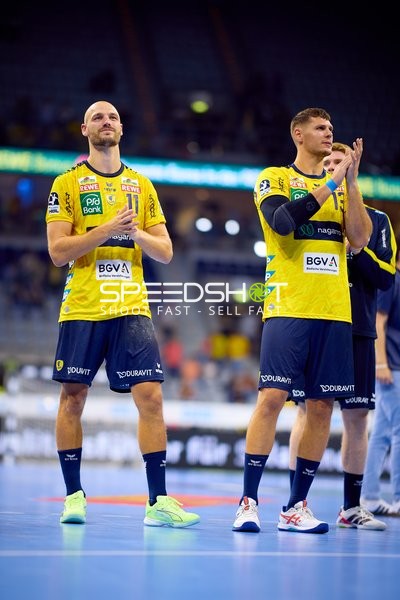 Spieler Lukas Sandell (11; Rhein Neckar Löwen) und Sebastian Heymann (13; Rhein Neckar Löwen) applaudieren