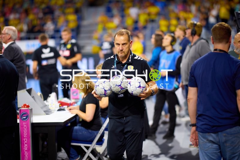 Offizielle Person mit Handbällen