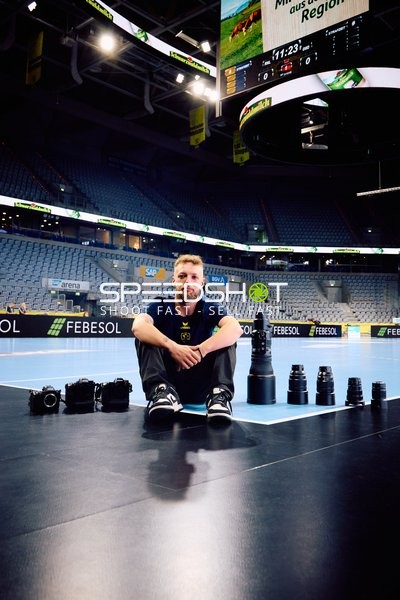 Fotograf Max Krause (104; Rhein Neckar Löwen) in der Halle
