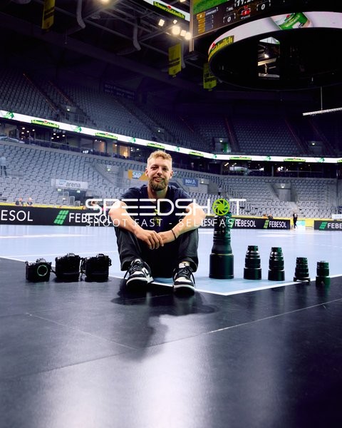 Fotograf Max Krause am Spielfeldrand