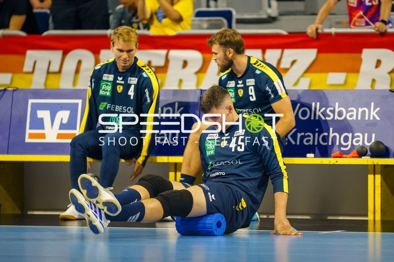 Spieler Mathias Larson (4; Rhein Neckar Löwen), Steven Plucnar Jacobsen (9; Rhein Neckar Löwen) und Halil Jaganjac (45; Rhein Neckar Löwen) am Spielfeldrand